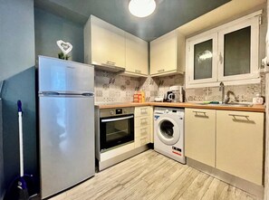 Private kitchen - Beautiful renovated apartment in Athens center (Athina)