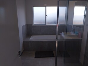 Secador de pelo, toallas, jabón, papel higiénico