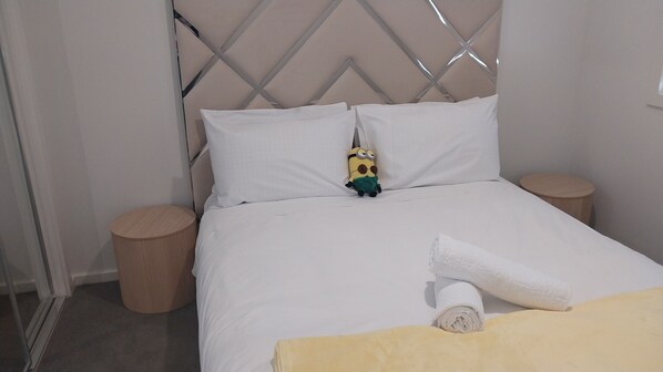 4 habitaciones, tabla de planchar con plancha, wifi y ropa de cama