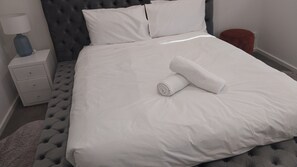 4 habitaciones, tabla de planchar con plancha, wifi y ropa de cama