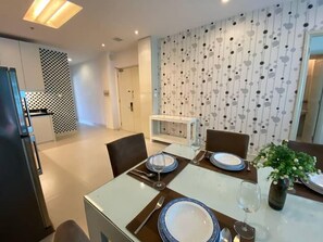 Leilighet – superior, 2 soverom, kjøkken, byutsikt | Spiseområde på rommet