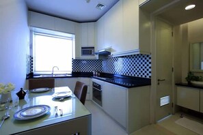 Superior Apartment, 1 Bedroom, Kitchen, City View | Private kitchen | Fridge, microwave, stovetop, cookware/dishes/utensils