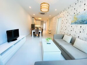 スーペリア アパートメント 2 ベッドルーム キッチン シティビュー | リビング エリア | 35 インチのテレビ (ケーブル放送視聴可)