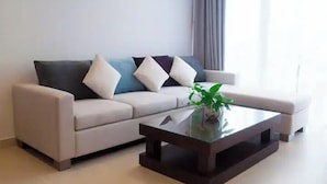 슈피리어 아파트, 침실 3개, 주방, 시내 전망 | 거실 공간 | 케이블 채널 시청이 가능한 35인치 TV