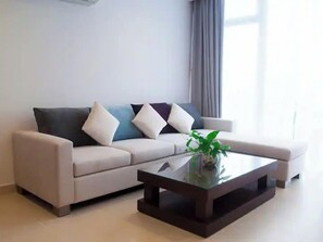 Superior-huoneisto, 3 makuuhuonetta, keittiö, kaupunkinäköala | Oleskelualue | 35–tuumainen televisio, jossa kaapelikanavat