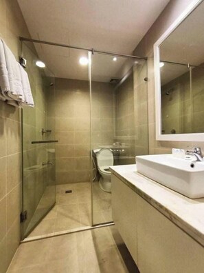 Departamento superior, 3 habitaciones, cocina, vista a la ciudad | Baño | Amenidades de baño gratuitas, secadora de cabello, toallas, jabón 