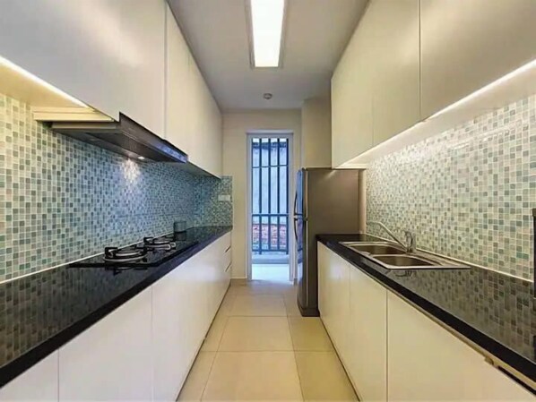 Deluxe Apartment, 3 Bedrooms, Private Bathroom, City View | Private kitchen