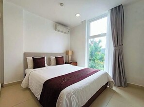 Appartamento Deluxe, 3 camere da letto, bagno privato, vista città | 3 camere, una scrivania, postazione laptop, tende oscuranti