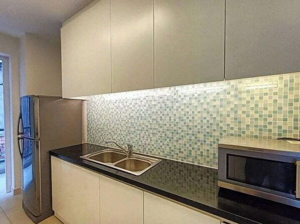 Superior Apartment, 3 Bedrooms, Kitchen, City View | Private kitchen | Fridge, microwave, stovetop, cookware/dishes/utensils