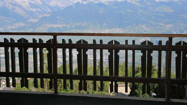 A balcony with a view of a mountainous landscape and a body of water. - Stunning Apartment With Mountain Views (Veysonnaz)