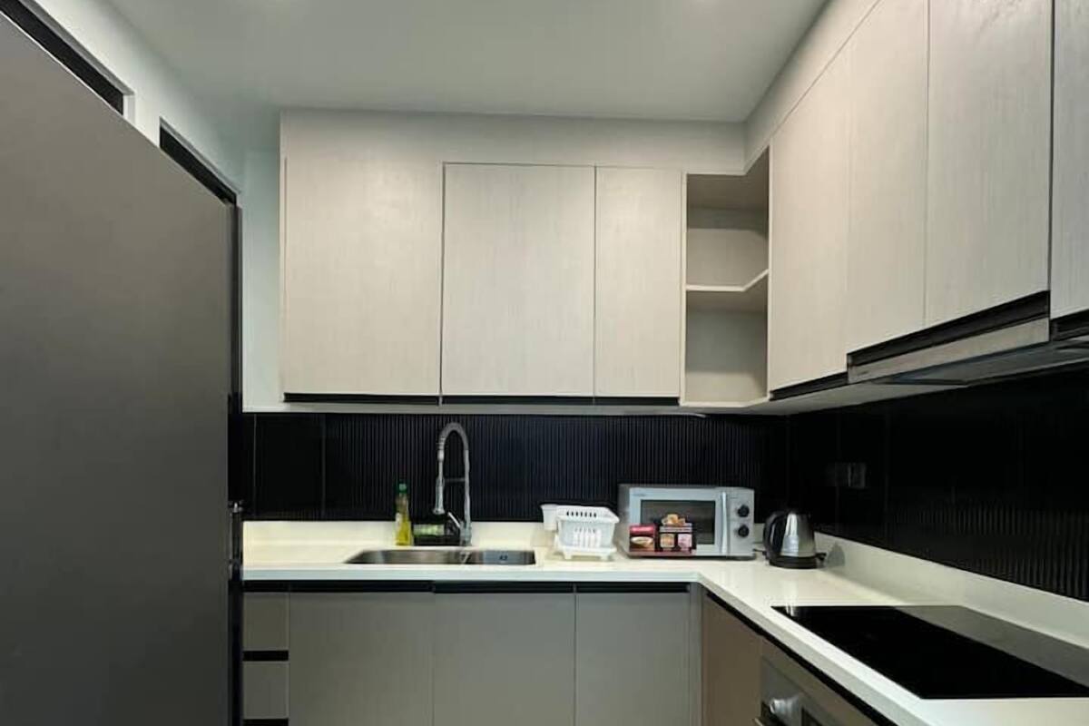 Apartamento Deluxe, 1 habitación, baño privado, vistas a la ciudad | 1 dormitorio, minibar, escritorio