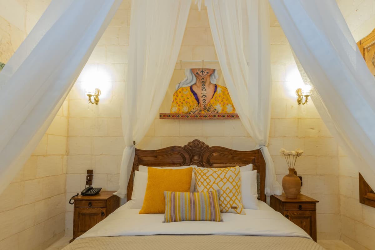 Deluxe Room | 1 bedroom, minibar, individually decorated, individually furnished