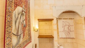 デラックス ルーム | ミニバー、客室ごとに異なる装飾、客室ごとに異なるインテリア、デスク