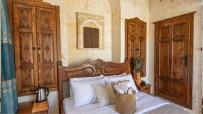 Minibar, decoración personalizada, muebles diferentes y escritorio