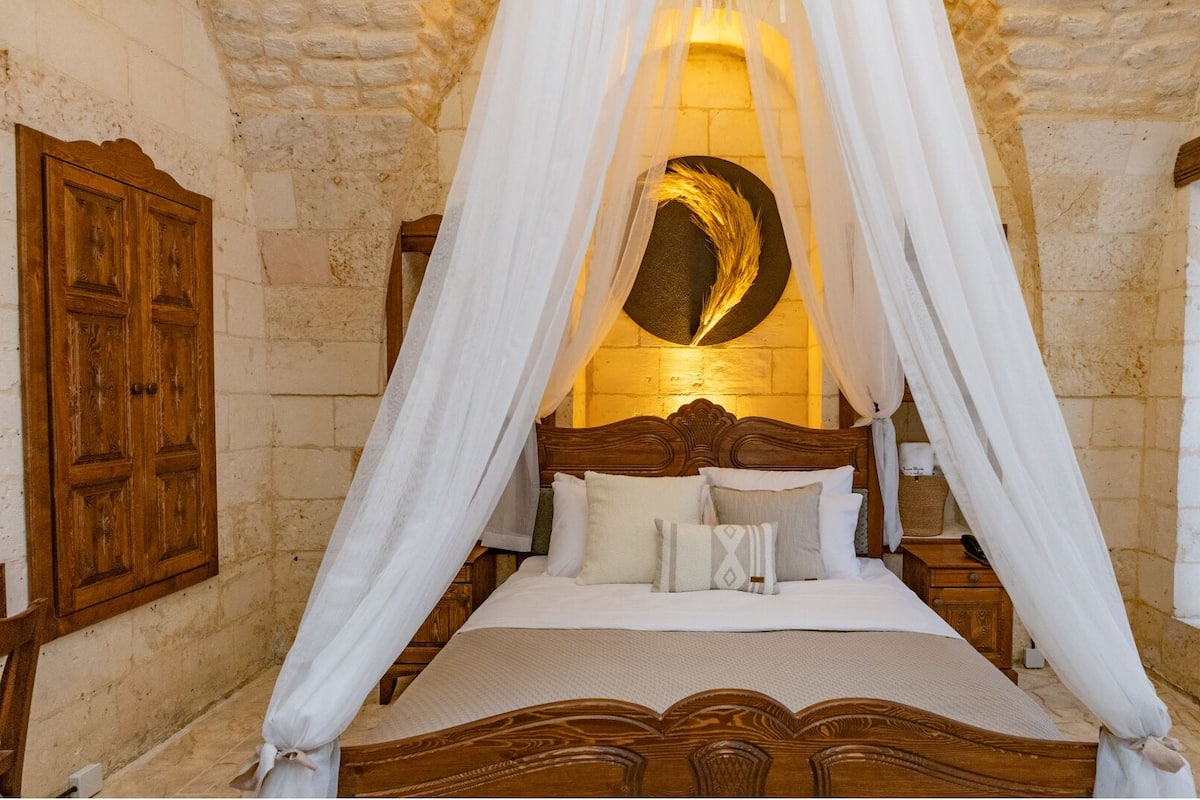 Deluxe Room | 1 bedroom, minibar, individually decorated, individually furnished
