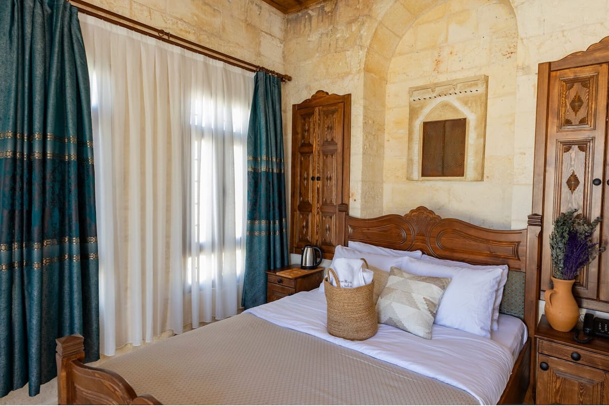 Deluxe Room | 1 bedroom, minibar, individually decorated, individually furnished