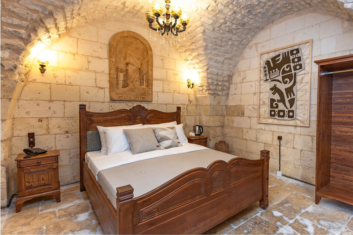 Standard Room, 1 Double Bed | 1 bedroom, minibar, individually decorated, individually furnished