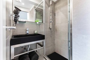 Dusche, Haartrockner, Bidet, Handtücher
