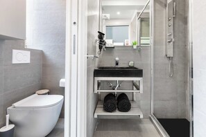 Dusche, Haartrockner, Bidet, Handtücher