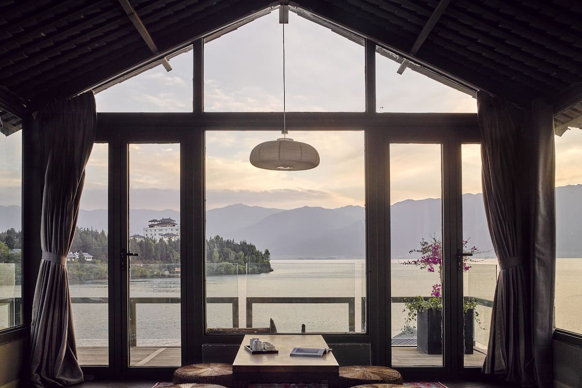Tweepersoonskamer, terras, uitzicht op meer | Donzen dekbedden, een bureau, gratis wifi, beddengoed