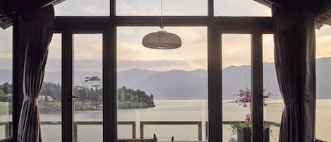 Camera doppia, terrazzo, vista lago | Copriletto in piuma, una scrivania, Wi-Fi gratuito, lenzuola
