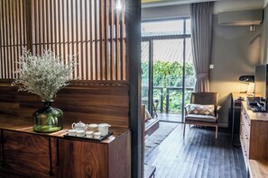 Doppelzimmer, Blick auf den Innenhof | Daunenbettdecken, Schreibtisch, kostenloses WLAN, Bettwäsche