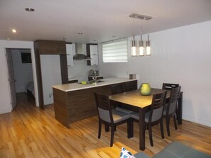 Dining - Bright room in a 3 and a half with sofa bed to rent for your stays  (Mirabel)
