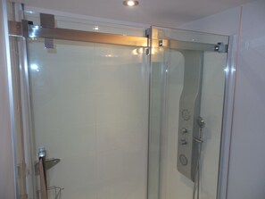 淋浴设施、吹风机、坐浴桶、毛巾