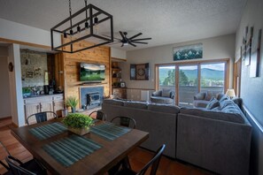 Smart TV, fireplace - Family-Friendly Condo-1 Minute Walk to AF Lifts, Equipment Rental, Restaurants (Angel Fire)