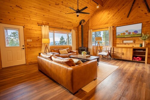 Family-Friendly Modern Cabin with Spectacular Views