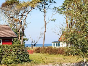 A coastal property with a red building, a white building, and a view of the sea. - 6 Person Holiday Home in Skummeslovsstrand (Skummesloevsstrand)