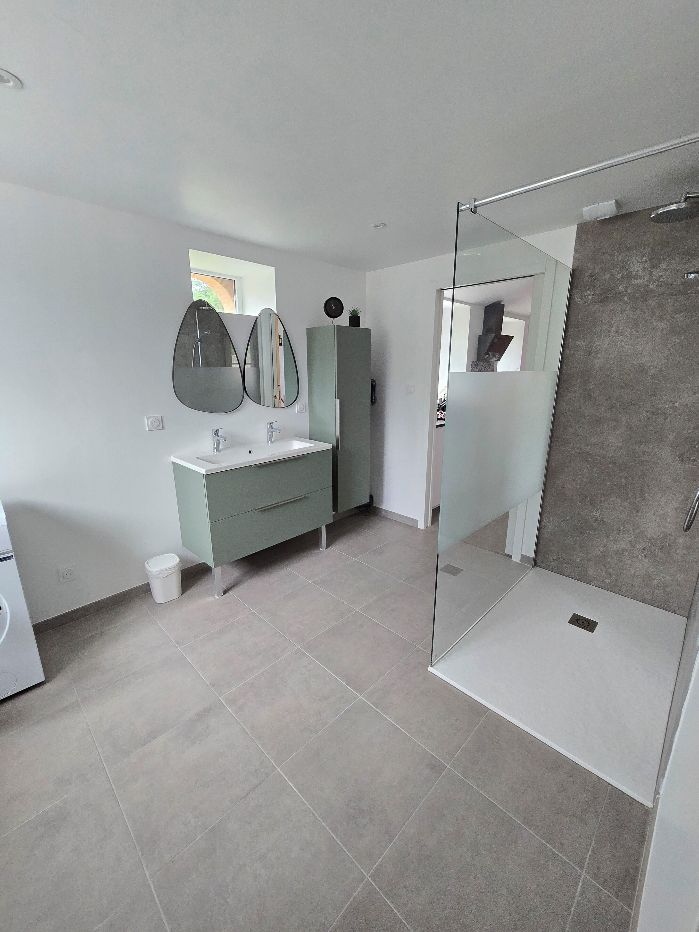 Douche, sèche-cheveux, serviettes fournies, savon