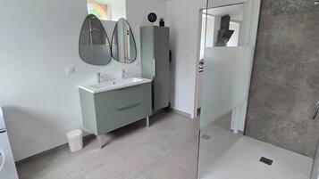 Douche, sèche-cheveux, serviettes fournies, savon