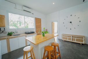 Family Villa | Private kitchen | Fridge, stovetop, cookware/dishes/utensils