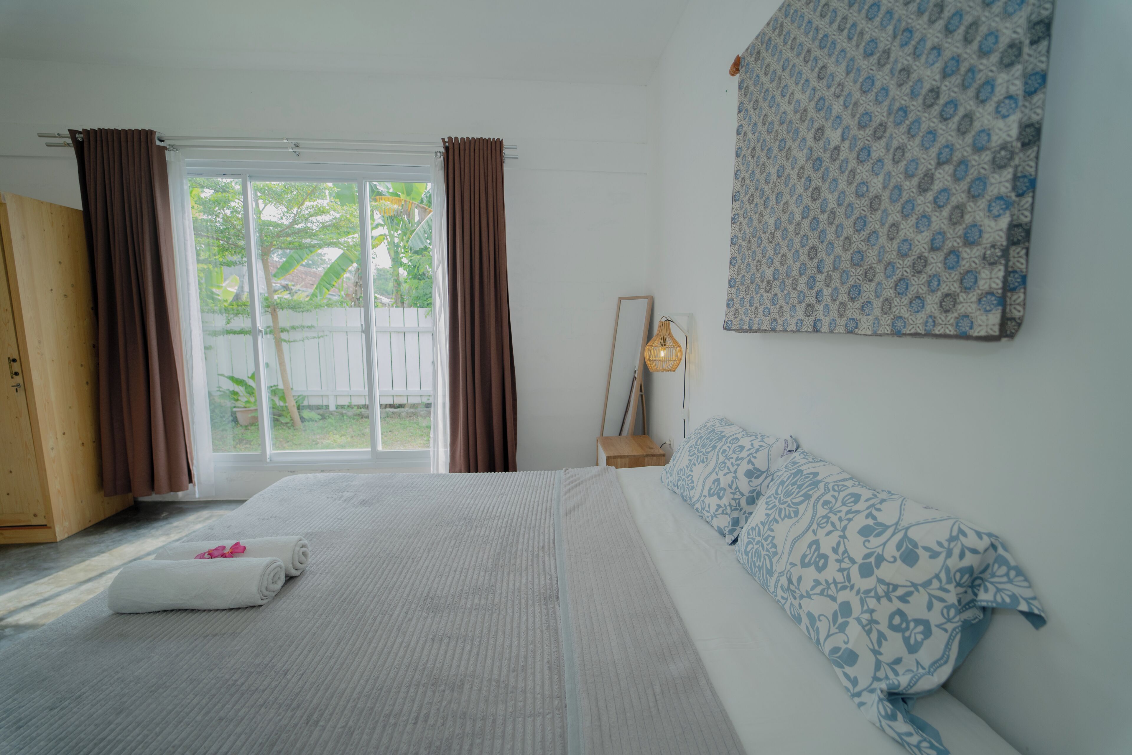 2 habitaciones, escritorio, sistema de insonorización y ropa de cama 