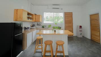 Villa familiar | Cocina privada | Frigorífico, placa de cocina y utensilios de cocina