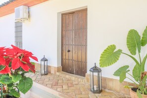 Villa | Exterior detail - Casa Rural Los Menestrales - Villa With Pool (Lora Del Rio)