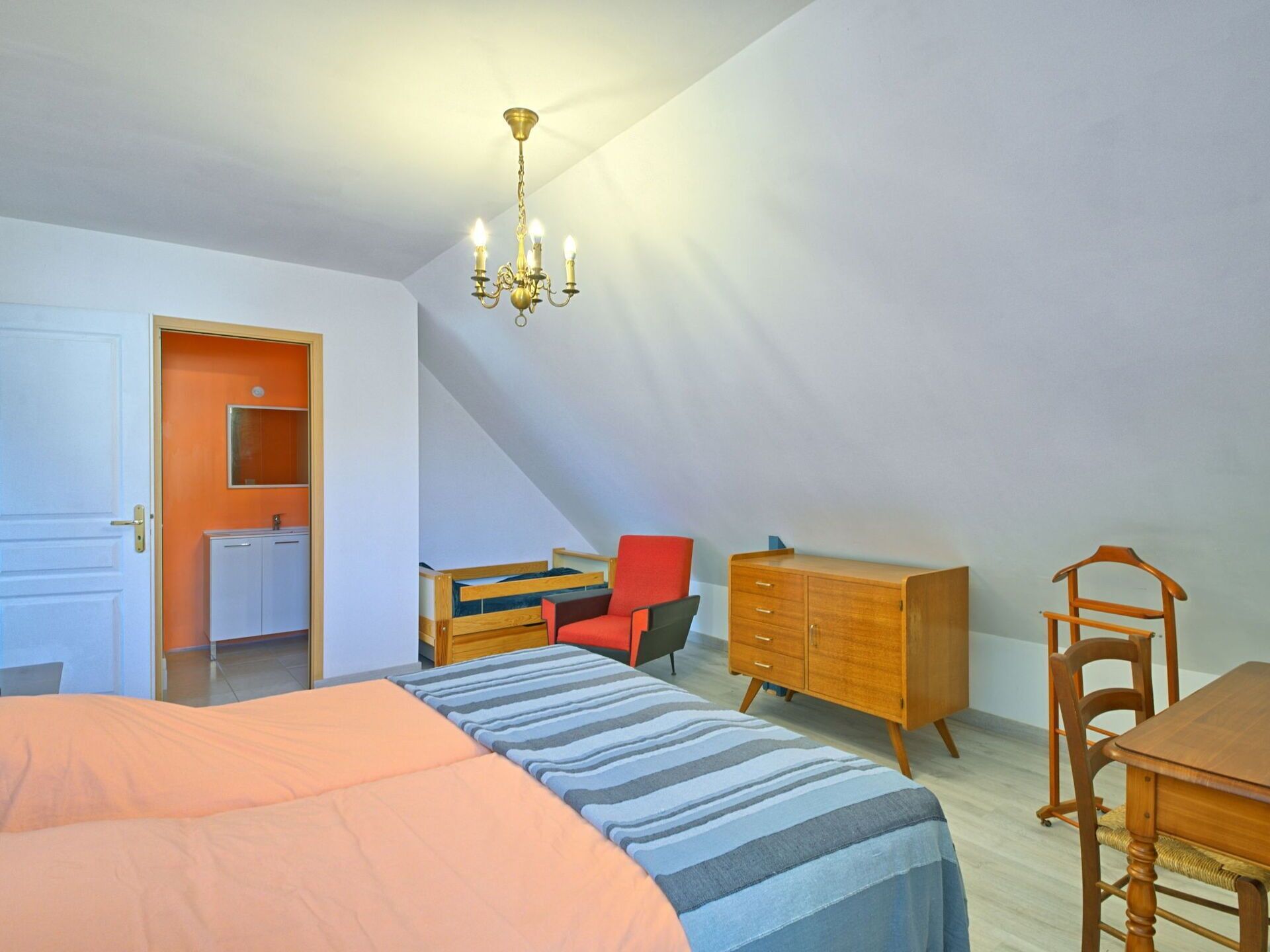 Meubles, Propriété, Table, Bâtiment, Confort, Bleu Azur, Bleu, Porte, Bois, Design Intérieur