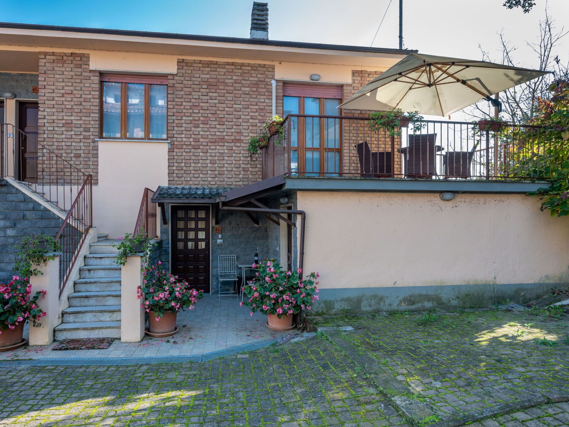 Pflanze, Eigentum, Gebäude, Himmel, Fenster, Blumentopf, Zimmerpflanze, Nachbarschaft, Strassenbelag, Holz