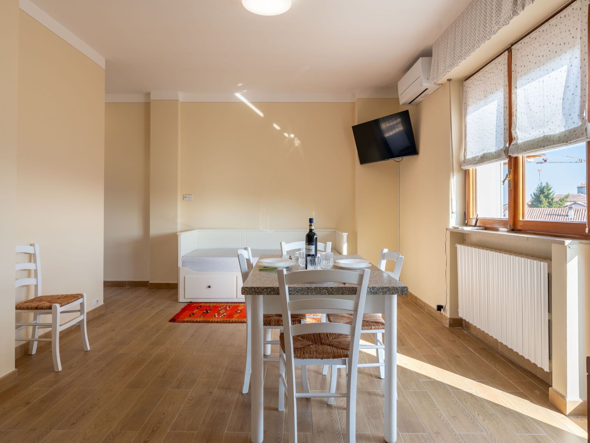 Eigentum, Möbel, Fenster, Tabelle, Holz, Interior Design, Halle, Flooring, Fussboden, Stuhl