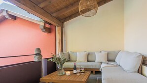 A cozy seating area with a wooden table, a vase with flowers, and a candle. - Villa Il Platano (Como)