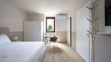 Habitación estándar | Caja de seguridad en la habitación y escritorio