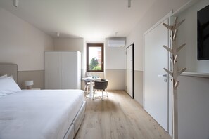 スタンダード ルーム | セーフティボックス (室内)、デスク、ノートパソコン用作業スペース、アイロン / アイロン台