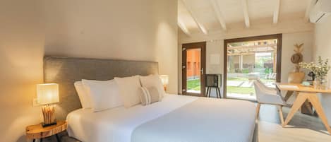 Habitación superior | Caja de seguridad en la habitación y escritorio