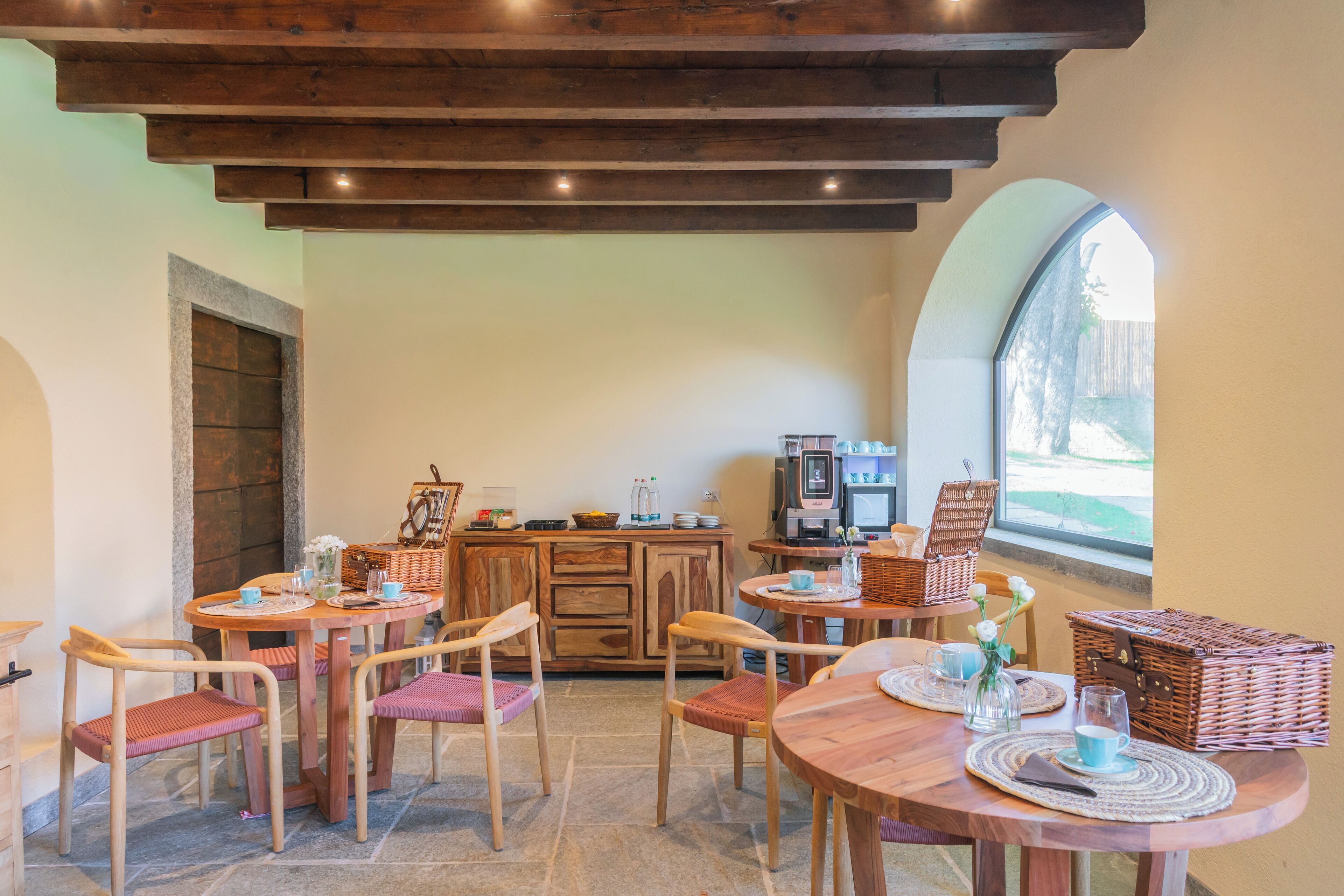 Daily to-go breakfast (EUR 15 per person)