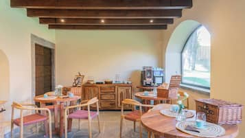 Daily to-go breakfast (EUR 15 per person)