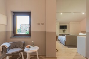 Habitación junior | Zona de estar | Una televisión