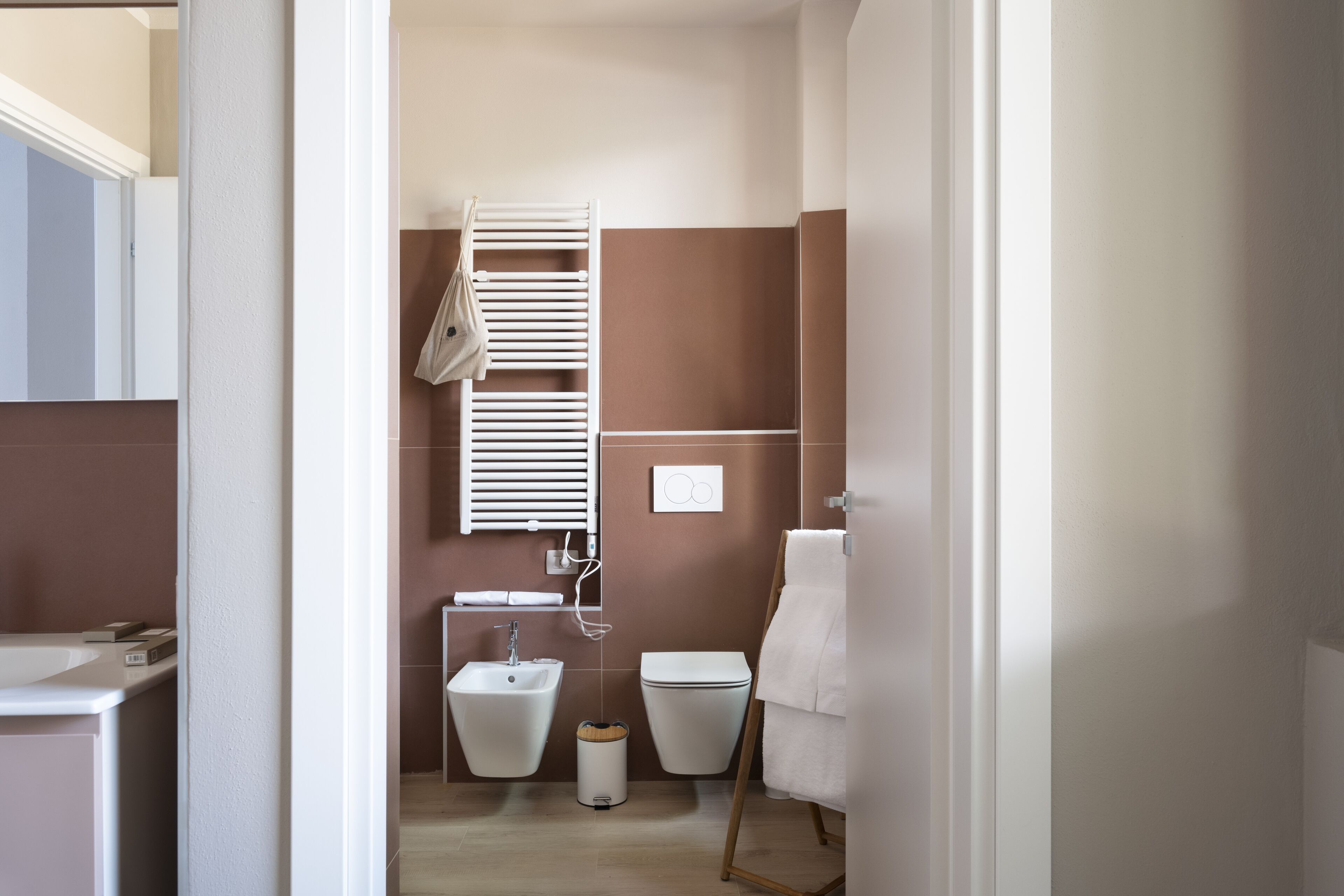 Une salle de bain moderne équipée d’un bidet, de toilettes et d’un lavabo.