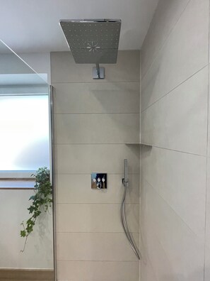 Haartrockner, Handtücher, Seife, Toilettenpapier