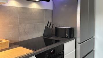 Geladeira, fogão, cooktop, lava-louças